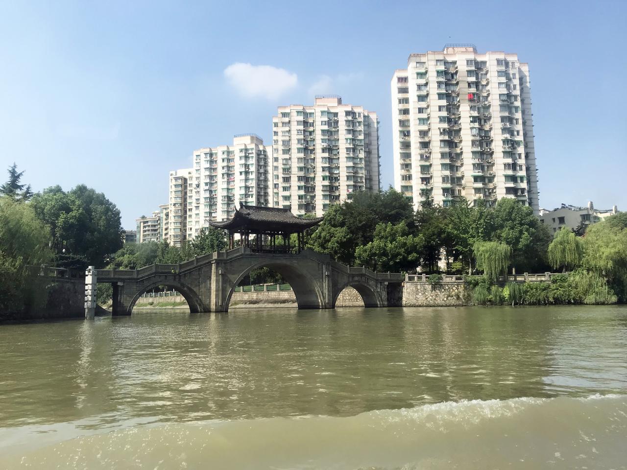 运河流经杭州拱墅段，两岸居民区密集