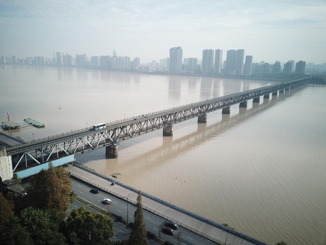 钱塘江大桥鸟瞰，双层桁架结构一目了然