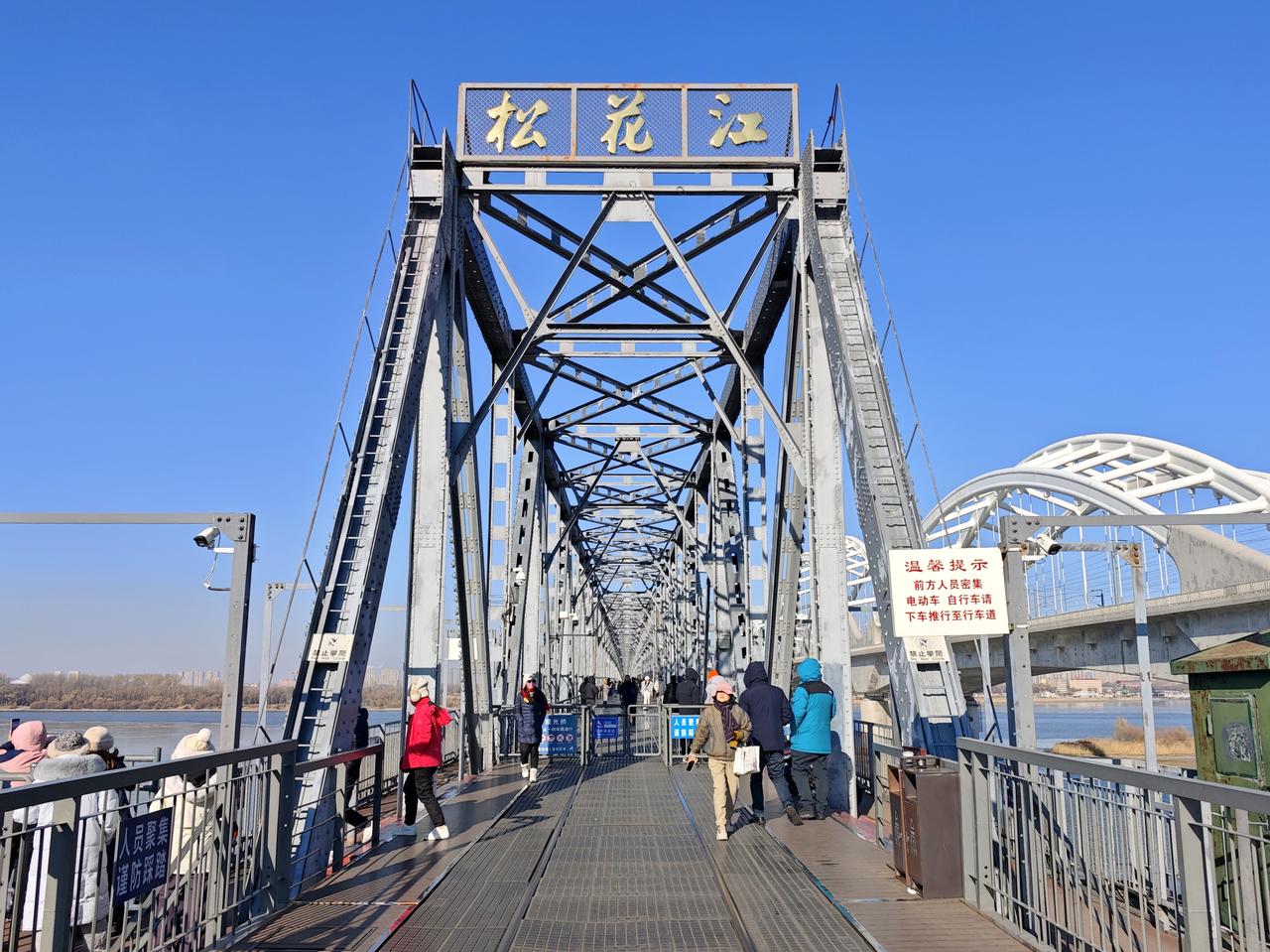 老江桥全景，钢桁架从南岸延伸到北岸