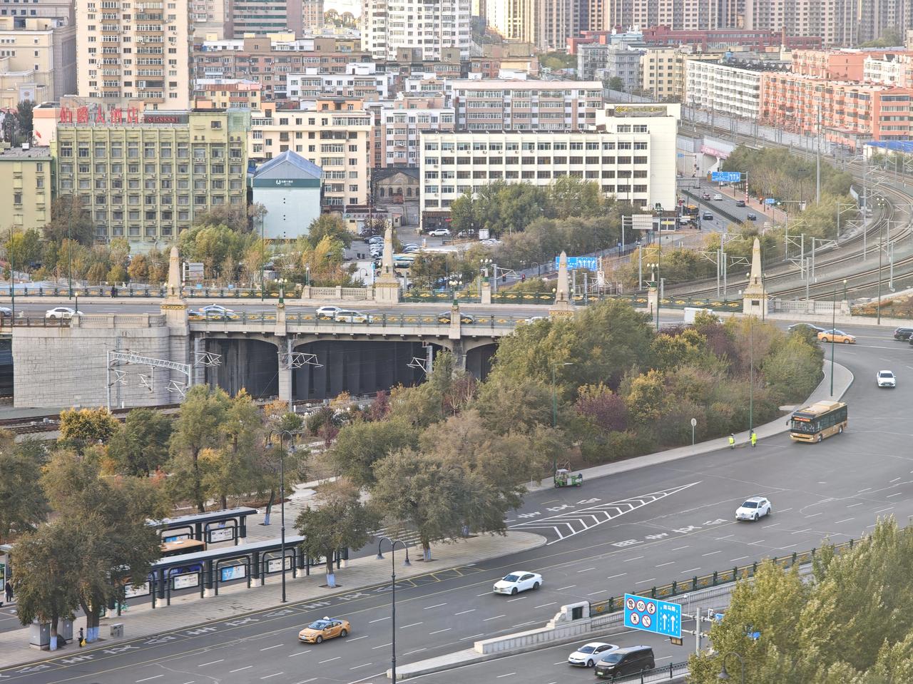 霁虹桥桥面，远处可见滨洲铁路线和两侧城市景观