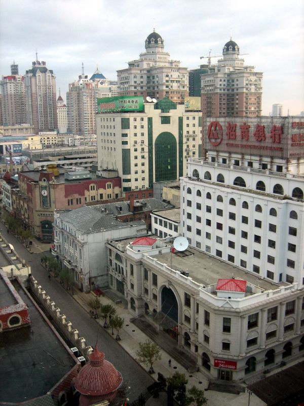 斯大林公园沿江步道，护堤和栏杆保留1950年代风格