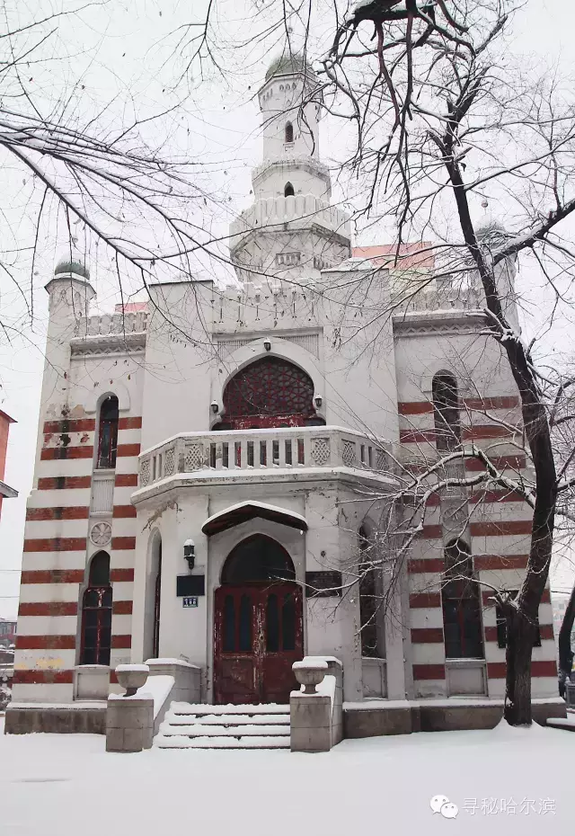 鞑靼清真寺冬季外景，红白纵向条纹外墙在雪中格外醒目