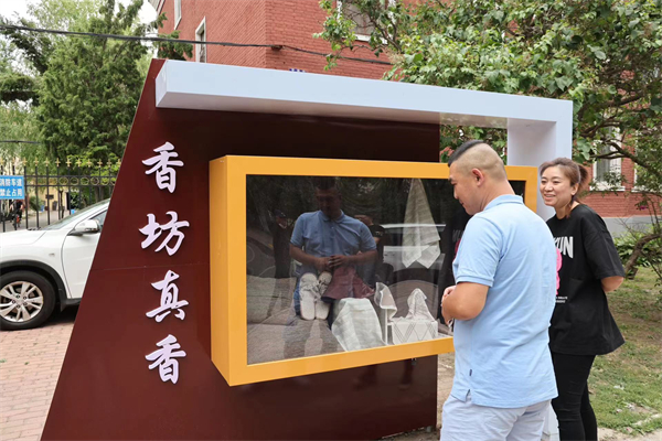 亚麻街保留的苏联专家楼，三层红砖建筑，尖顶和雕花装饰清晰可见