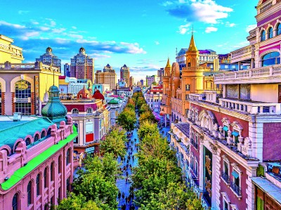 中央大街夜晚街景，建筑灯光和行人