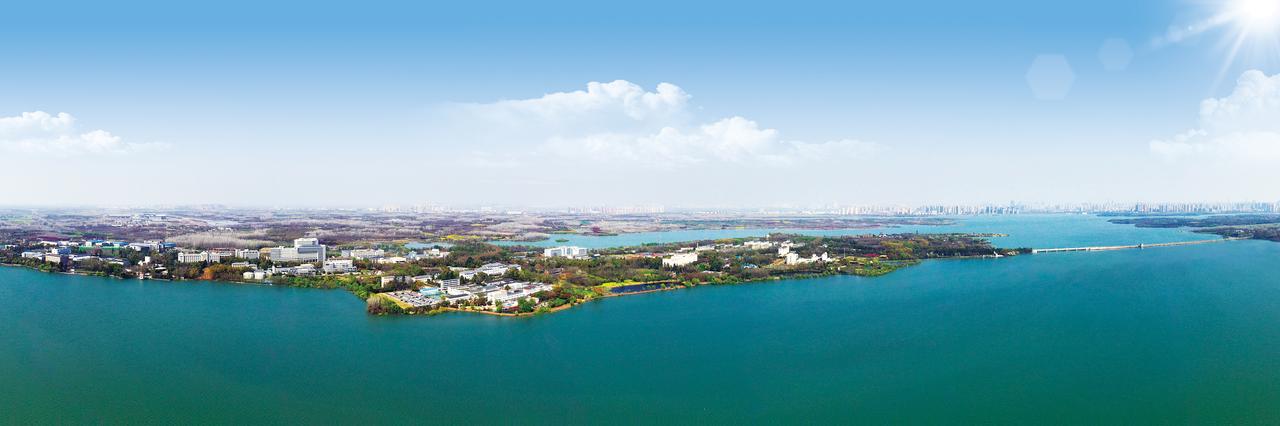 科学岛全景：董铺水库中央的半岛，低密度科研楼和道路系统