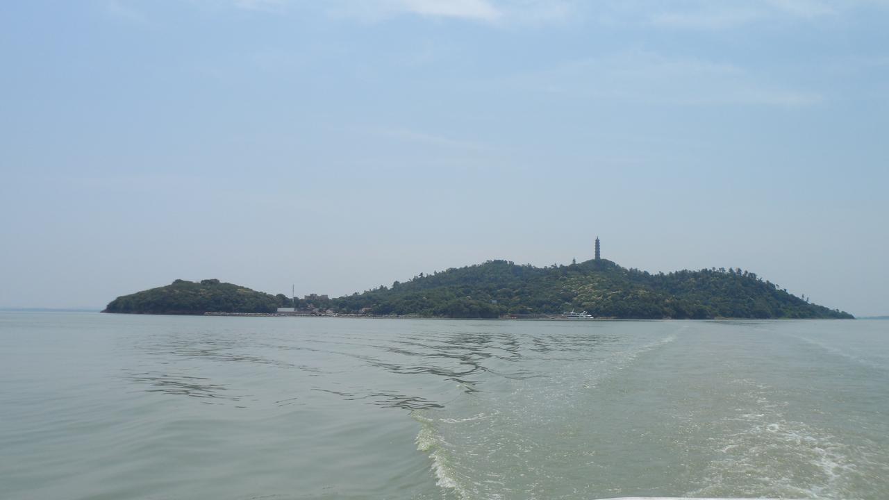 姥山岛远景，作为中庙视线的湖心端点