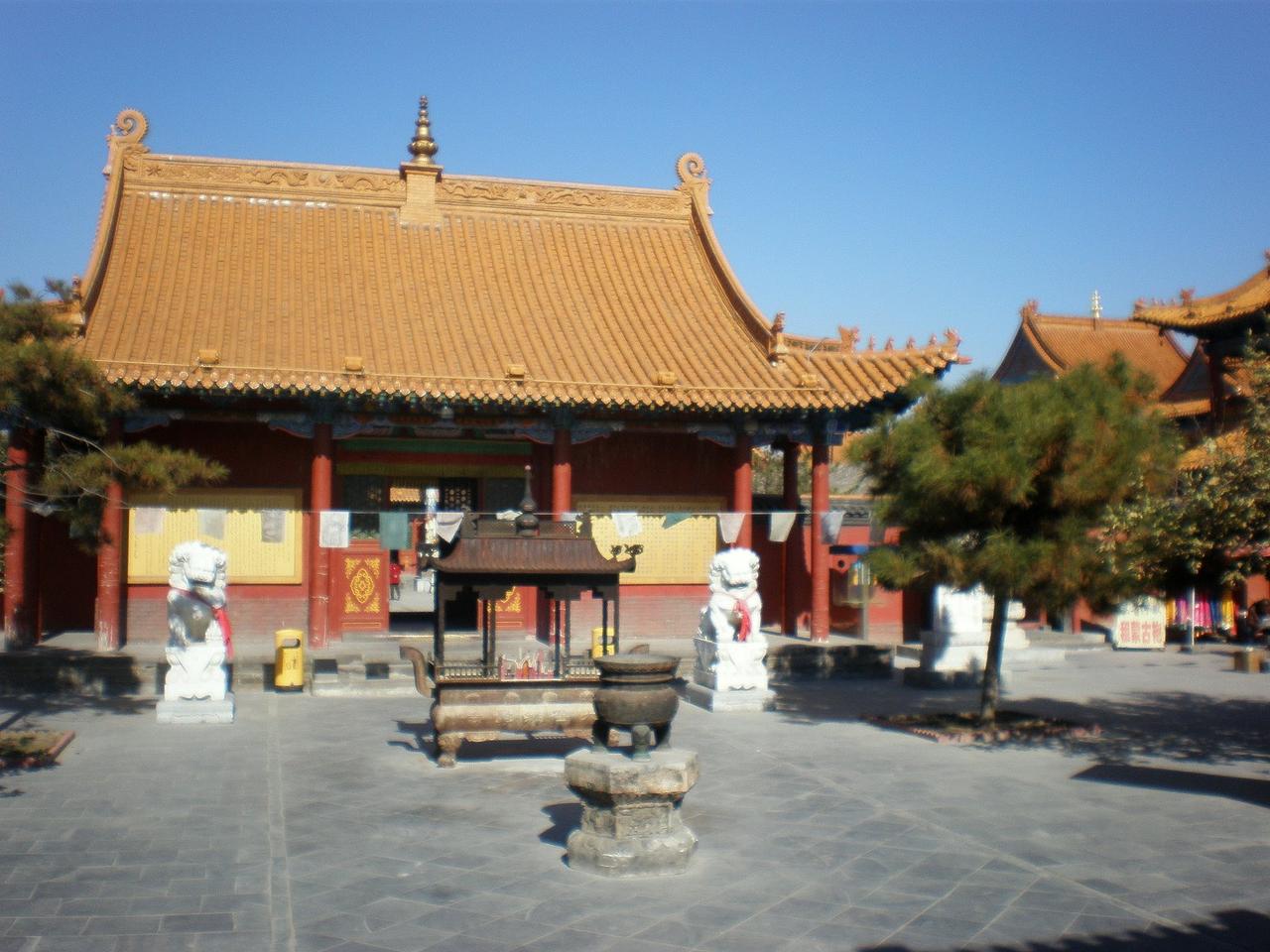 大召大雄宝殿庭院，前方为铜香炉和石狮