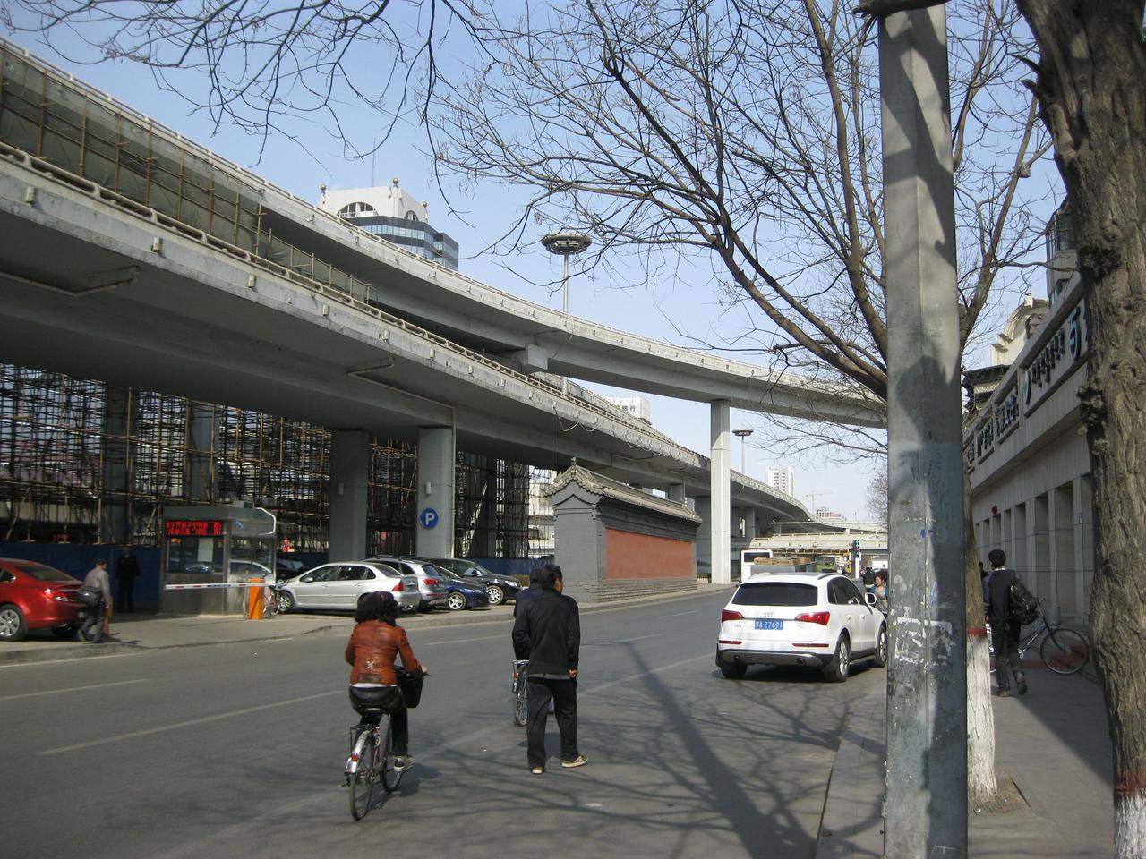 鼓楼立交桥下的将军衙署区域，照壁与街景