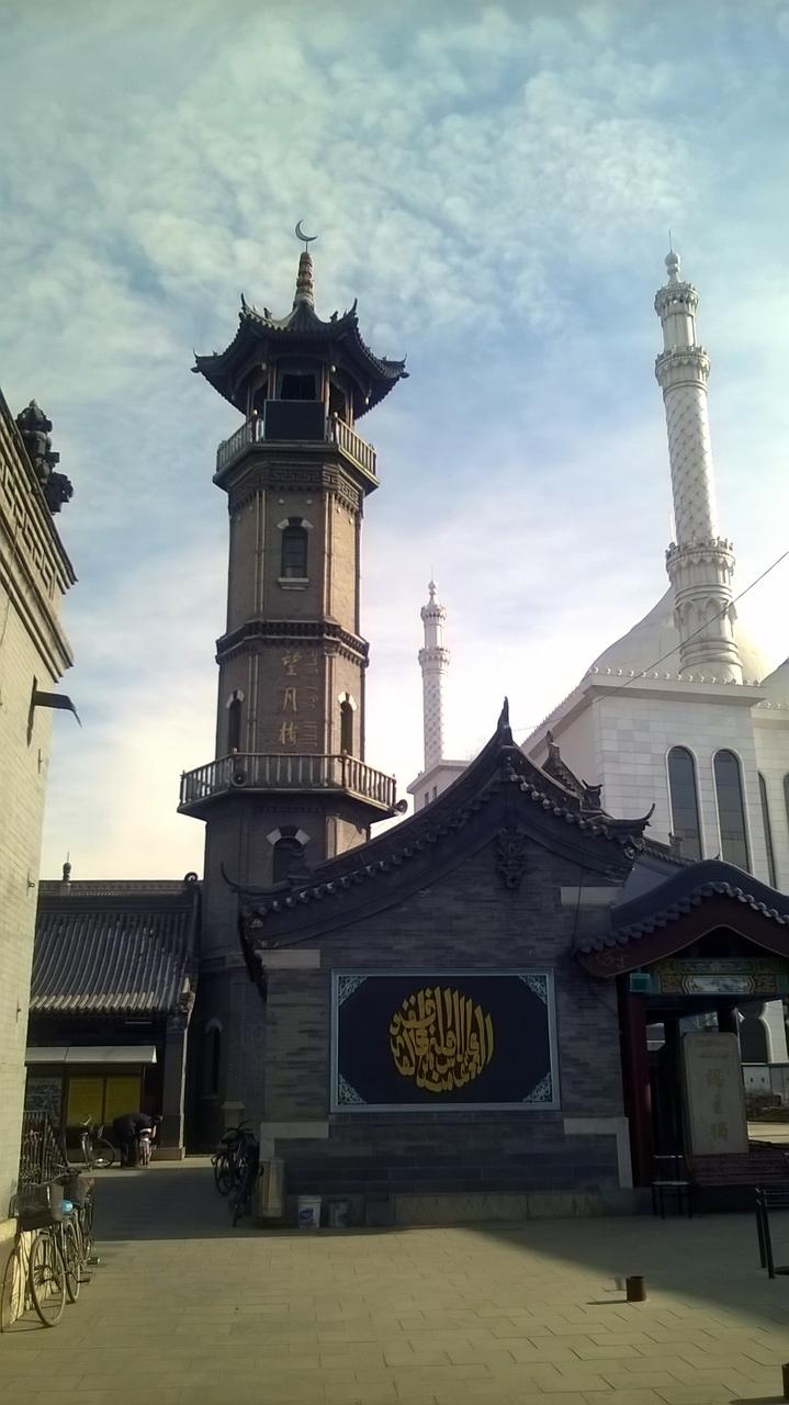 A mosque with a traditional Chinese-style tower, featuring a crescent moon at th