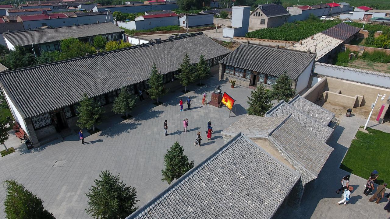 乌兰夫故居纪念广场全景，游客在院落中参观