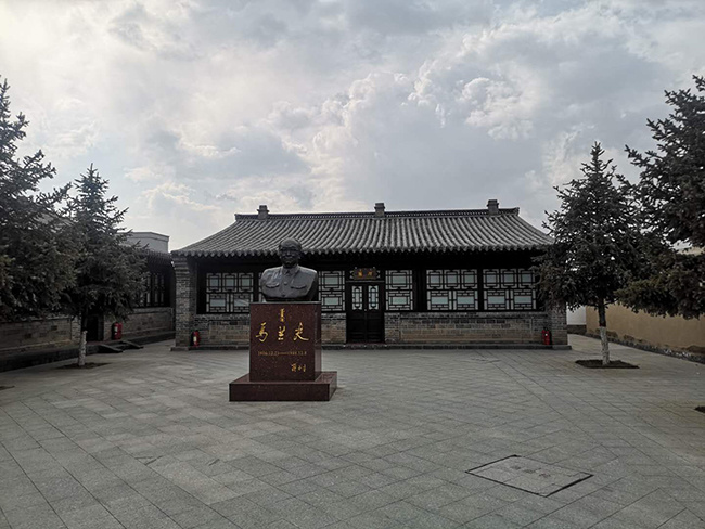 乌兰夫故居庭院中央的半身铜像，从私密到公共的转折标志