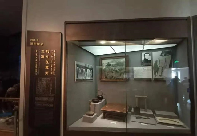 乌兰夫故居展室内部，展柜中陈列文物和生平照片