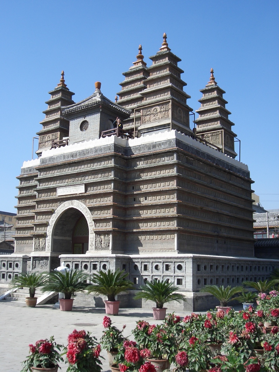 金刚座舍利宝塔全景，五座小塔在方座上并列