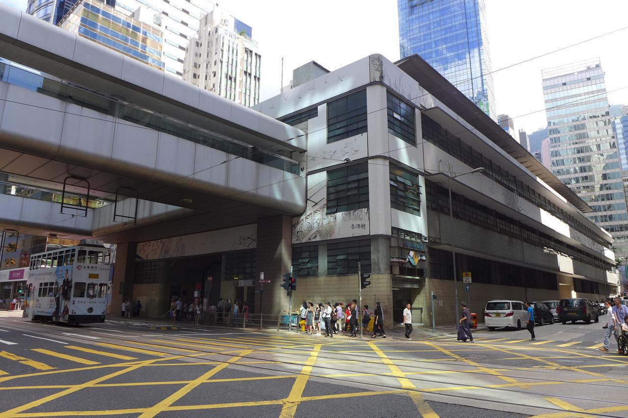 中环街市建筑外观，德辅道中视角，水平长窗和圆角转角清晰可见