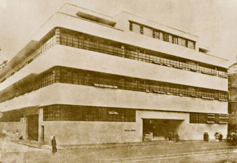 中环街市改造前原始面貌的历史照片，可见1939年落成时的建筑外观和底层开敞空间。
