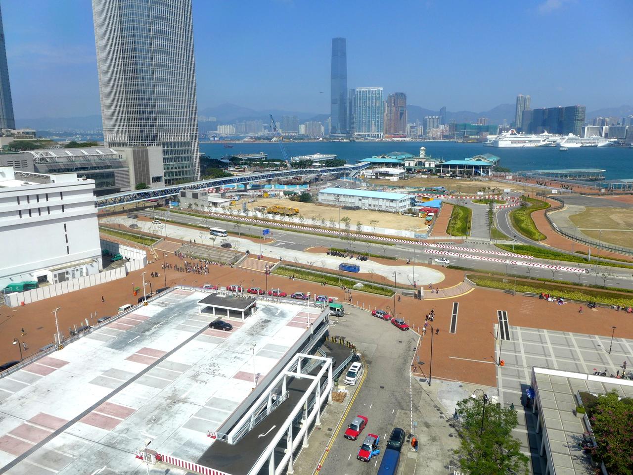 爱丁堡广场从大会堂方向看向维多利亚港的视野。