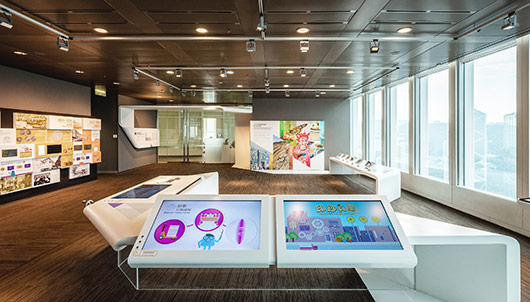 货币展区陈列的香港现行流通钞票，展柜上方是大幅落地窗