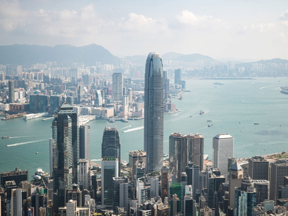 从维港看 IFC 二期，大厦矗立在填海形成的地块上