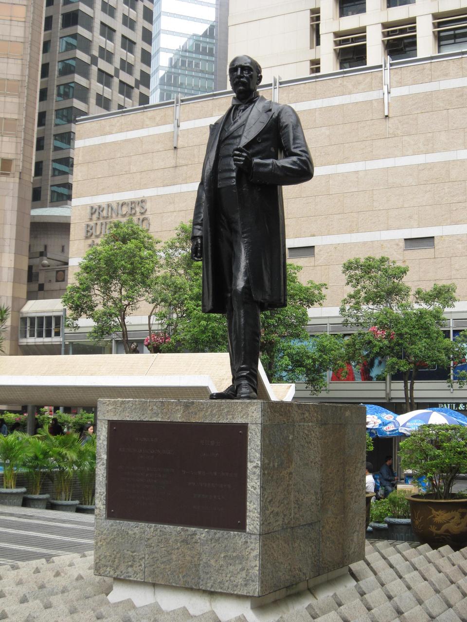 皇后像广场的昃臣铜像面向汇丰总行大厦方向，广场开阔无建筑遮挡。