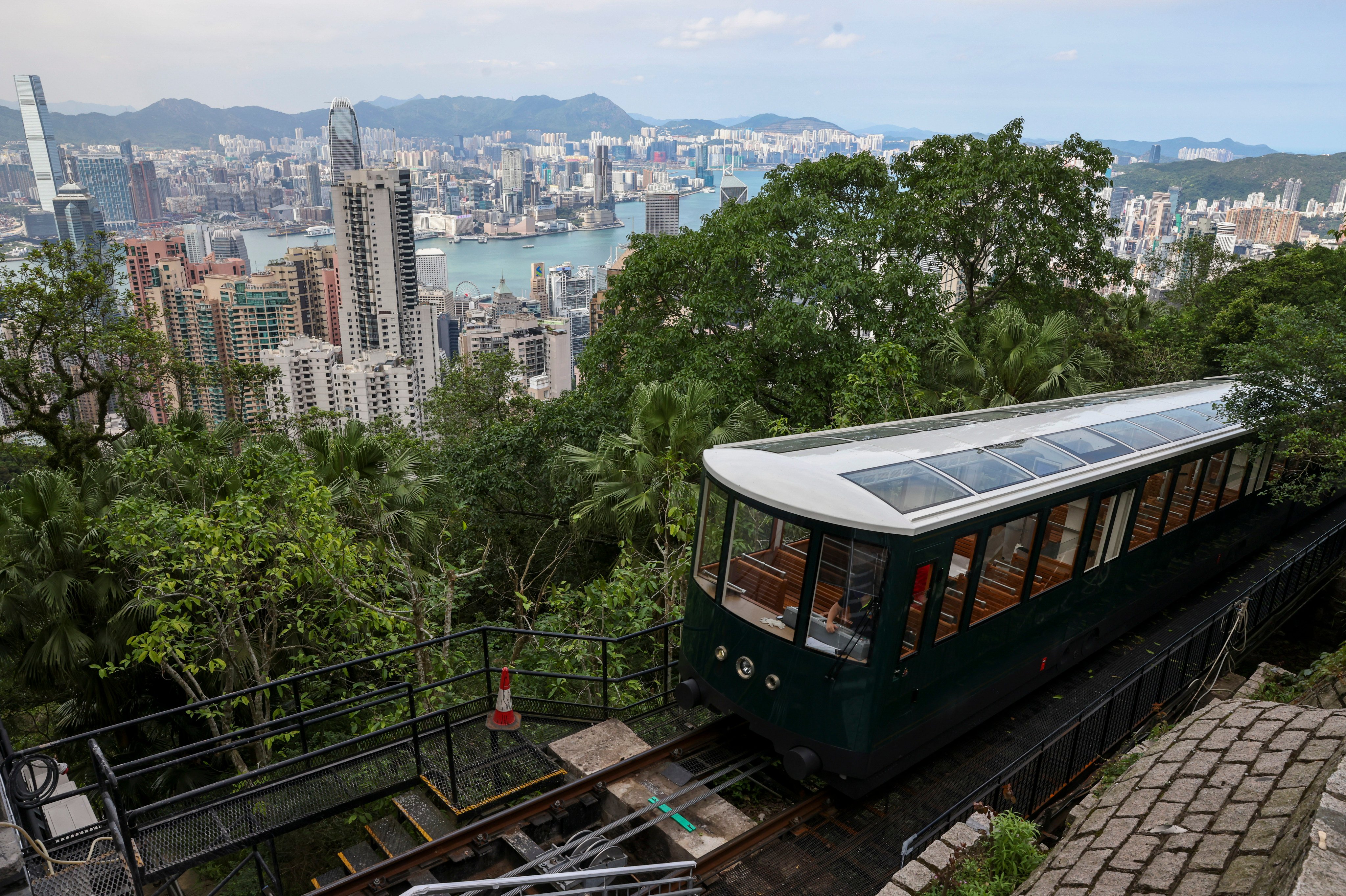 2022 年投入服务的第六代山顶缆车车厢，全景玻璃窗让乘客在 6 分钟车程里看完维港天际线。
