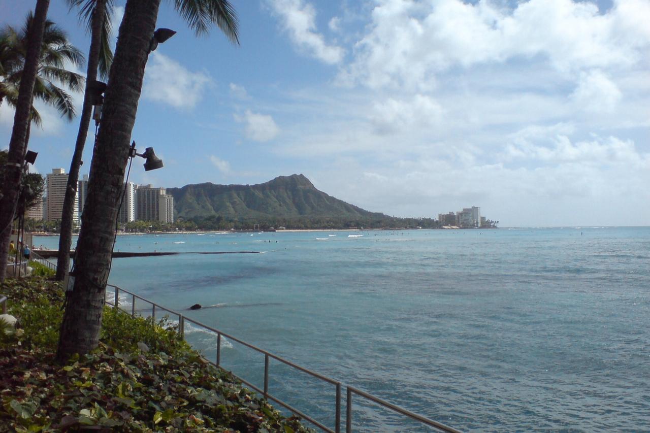 Waikīkī 海滩看到的 Diamond Head 天际线轮廓