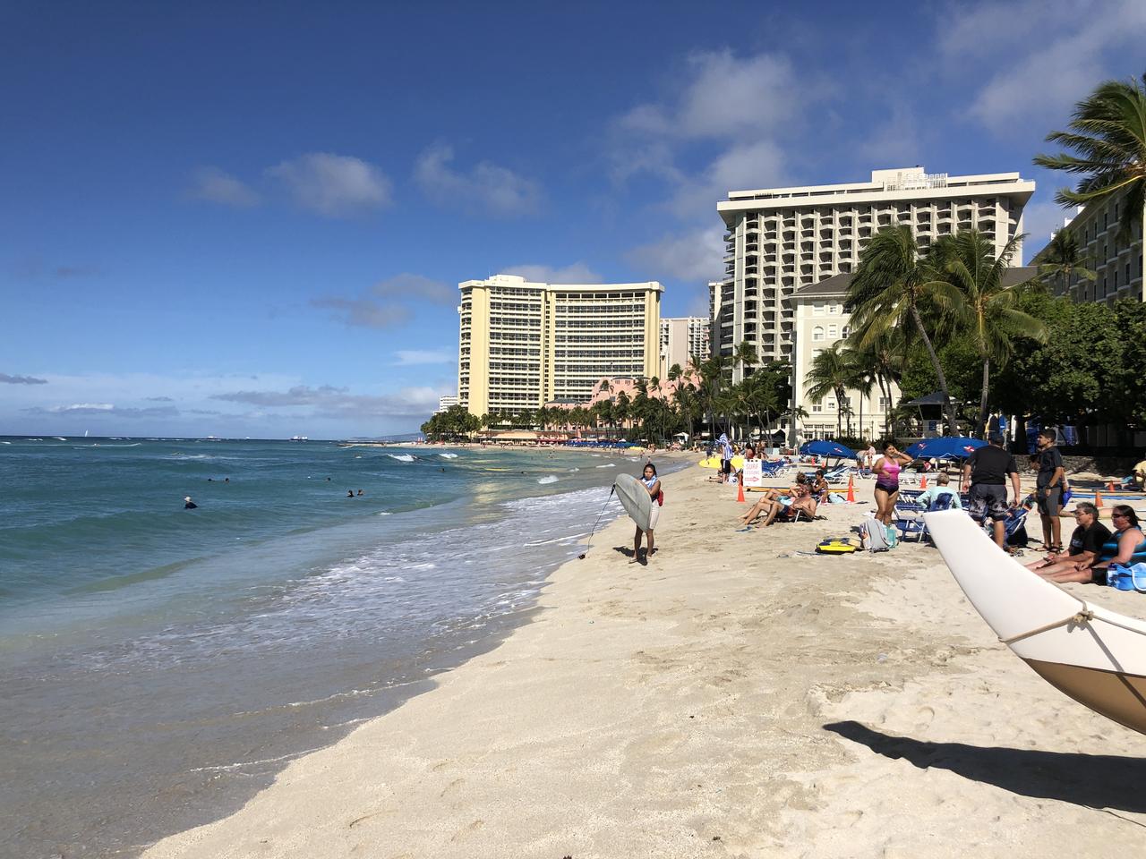 Kūhiō Beach 横向视角，展示公共沙滩、海岸硬边界和旅游前台空间