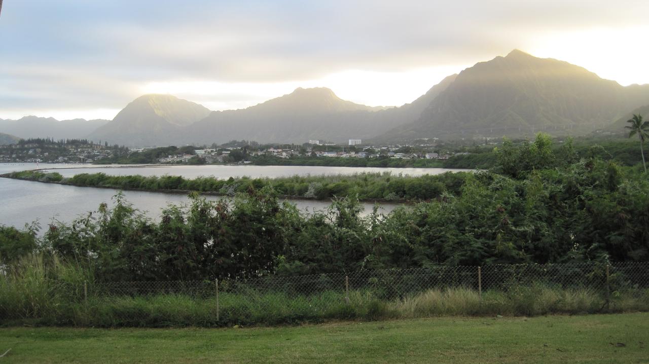 Heʻeia Fishpond 全景，弧形 kuapā 在 Kāneʻohe Bay 和 Koʻolau 山脉之间画出水面边界