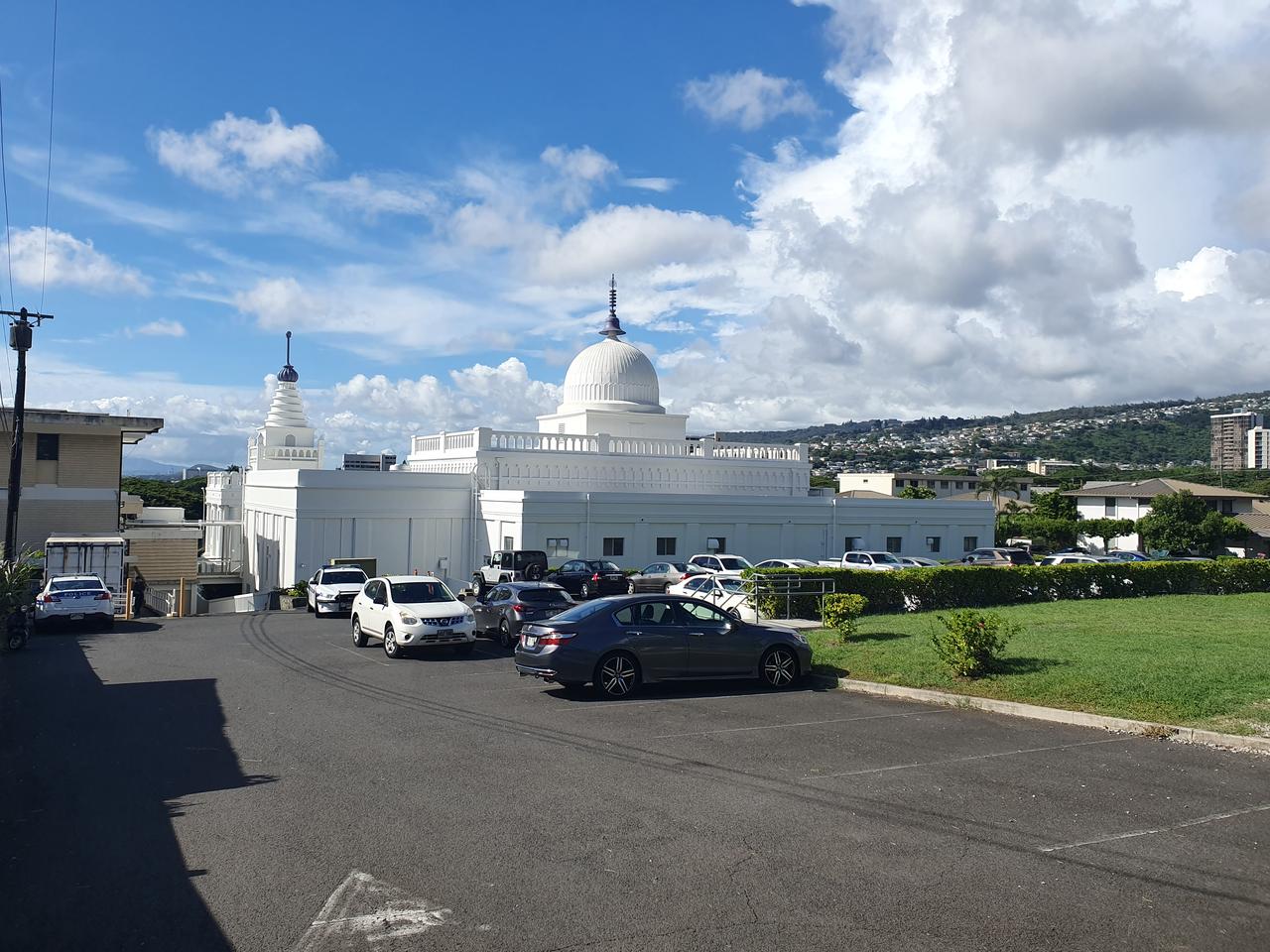 Honpa Hongwanji Hawaii Betsuin 主建筑外观，白色 dome、spire、arches 和柱廊面向 Pali Highway