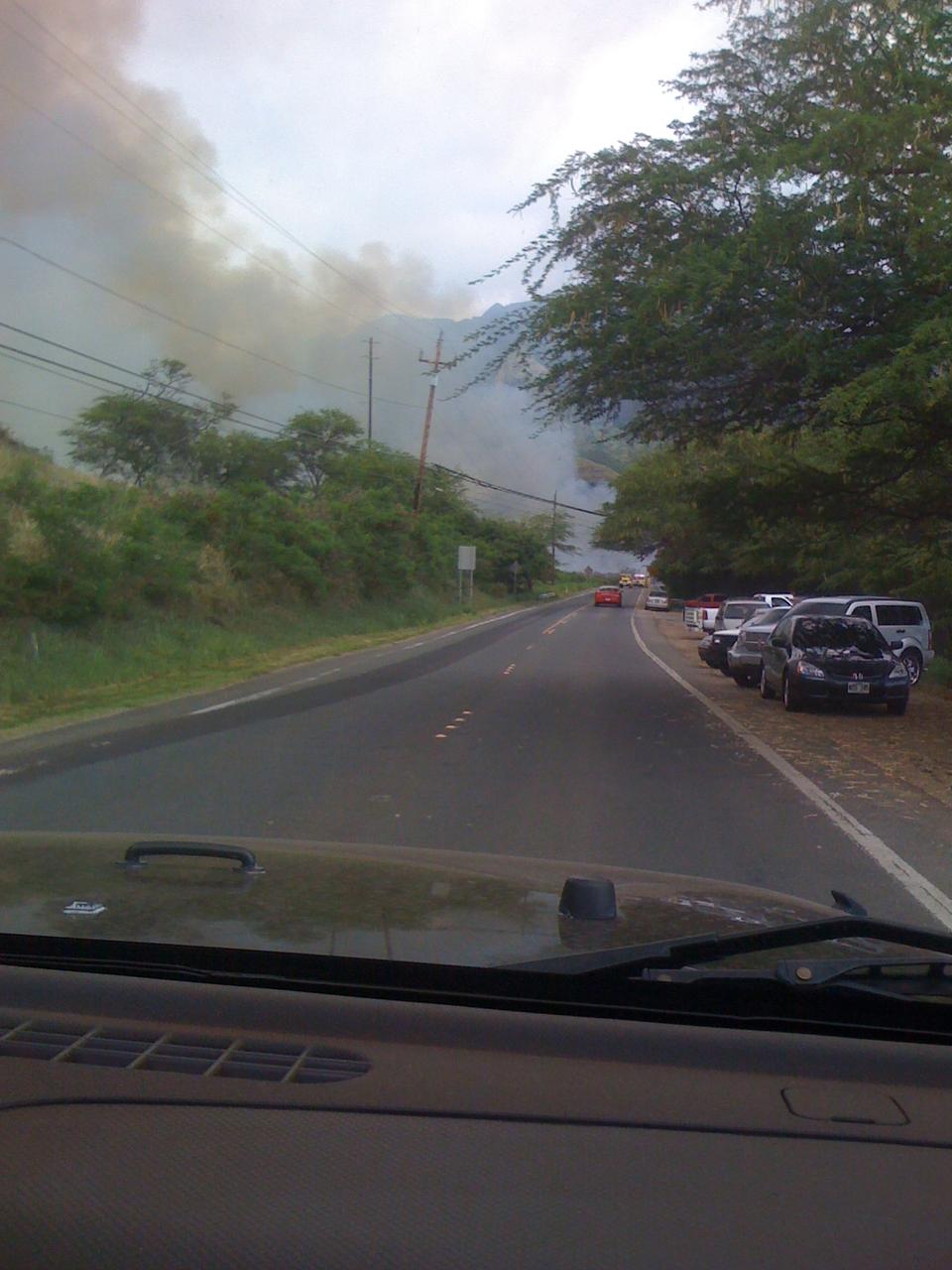 Mākua Valley 火灾影像，显示 live-fire 遗留的风险