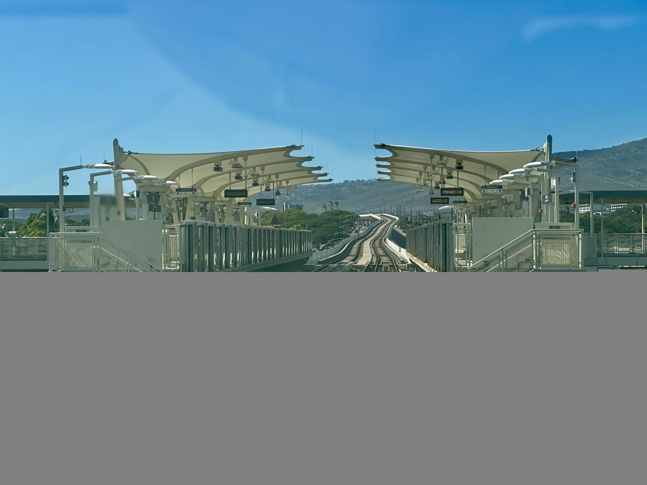 Pouhala / Waipahu Transit Center Skyline 站体外观，高架站台和混凝土 guideway
