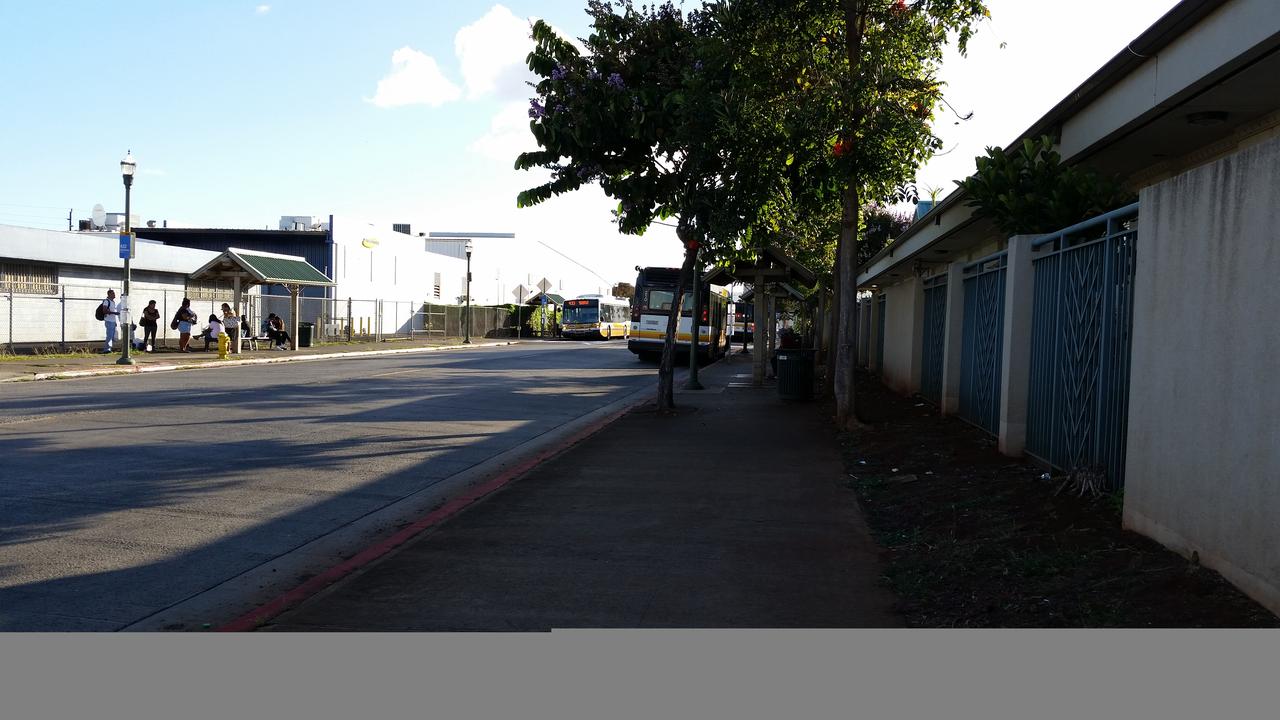 2014 年的 Waipahu Transit Center，当时还是地面 bus hub，没有 Skyline 高架站