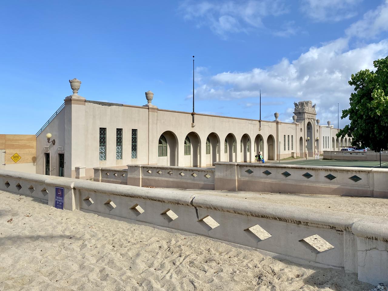 Waikīkī War Memorial Natatorium 的入口拱门，可见 "The War Memorial" 字样和 Beaux-Arts 装饰