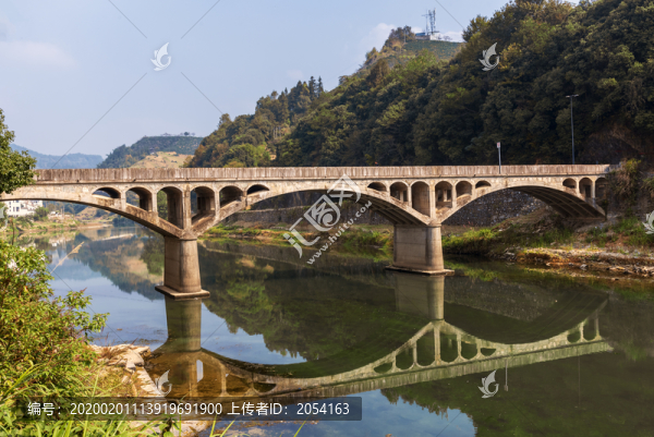 昌溪古村全景，昌源河蜿蜒流过，徽派建筑沿河分布