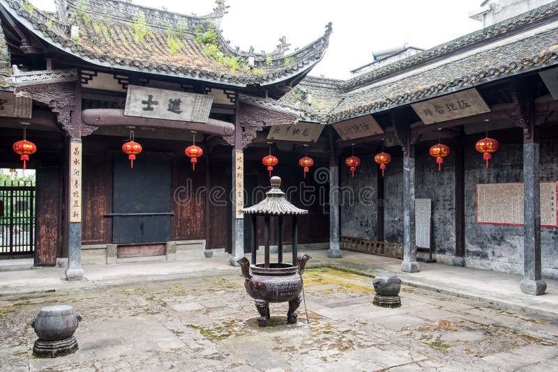 昌溪村内的周氏宗祠，红色灯笼悬于檐下，石桌与牌位陈列于堂前