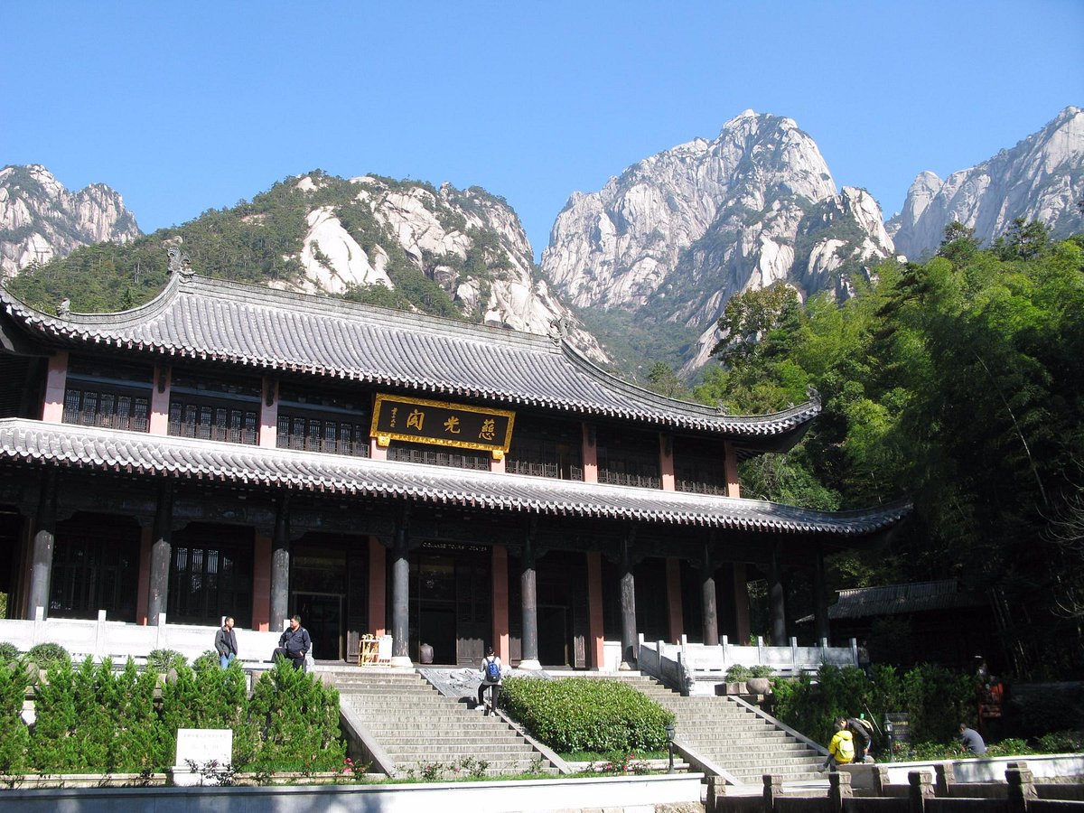 黄山慈光阁远景，传统歇山顶建筑镶嵌在花岗岩峰林之间