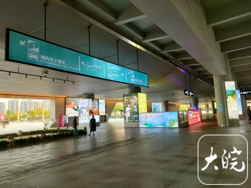 黄山北站站前广场路牌，黄山市、黄山风景区、徽州区三个方向并列