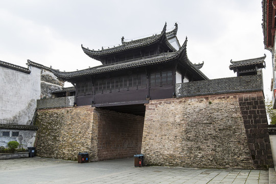 歙县徽州古城城墙与阳和门，城墙外即现代歙县城区