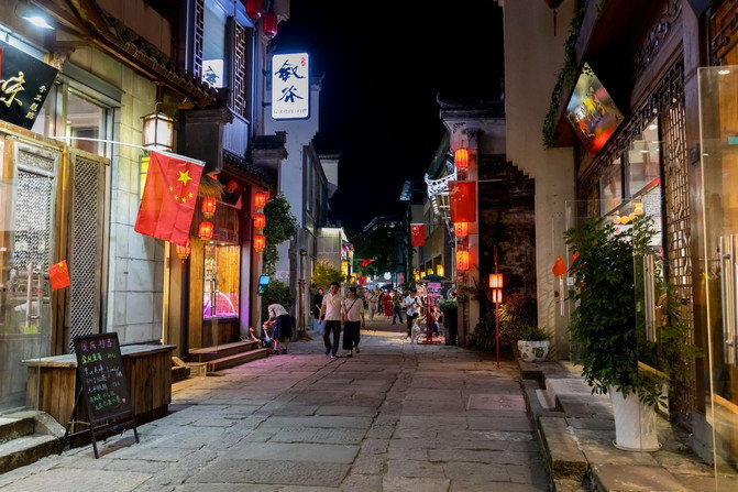 黎阳in巷夜景：徽派建筑外壳里的酒吧和餐馆，夜间经济是这条"老街"的主场