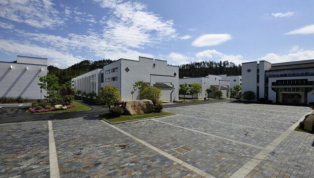祁门红茶博物馆建筑外观，白色新徽派建筑群与庭院