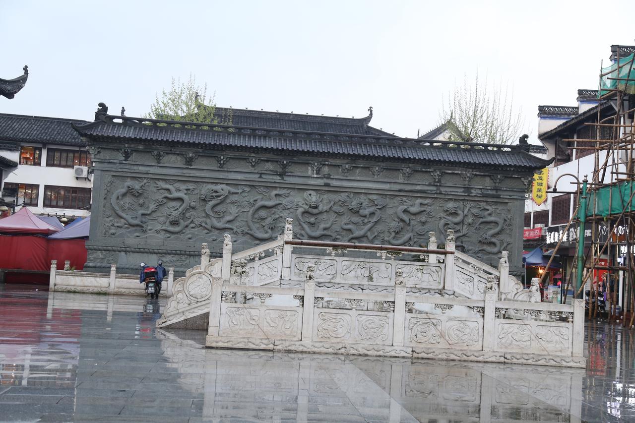 徽州古城街景，居民日常与古建筑并存