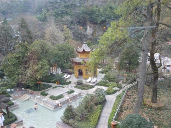 温泉景区入口区域，前景为温泉泡池，背景为1950年代实用主义建筑群