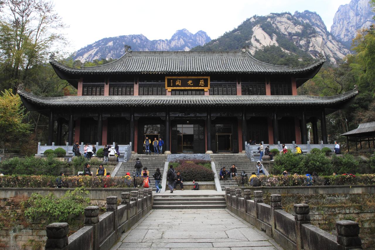 慈光阁近景，可见其建筑结构和周边环境