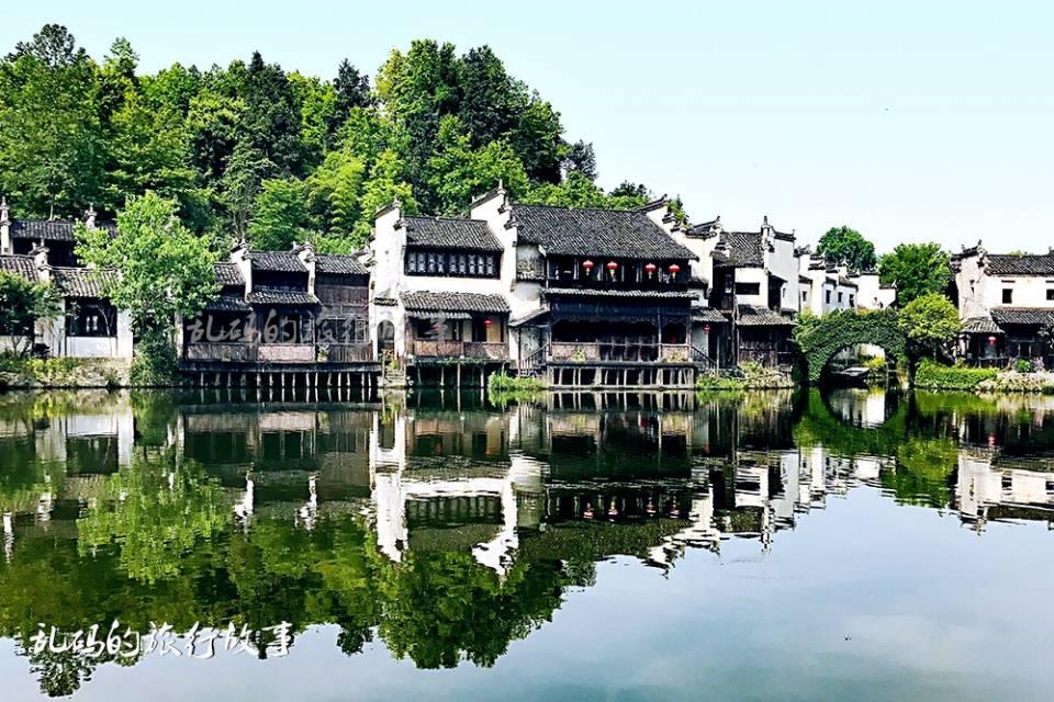 秀里影视村河道与徽派风格建筑群倒映水中