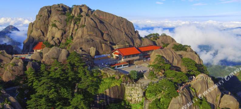 黄山玉屏楼宾馆与迎客松周边环境，传统建筑嵌于花岗岩峰林之间