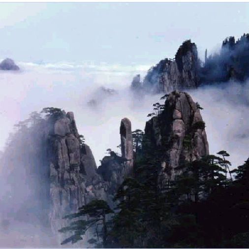 黄山始信峰花岗岩峰林，险峻山脊在云雾中若隐若现