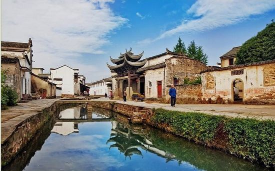 唐模水街与檀干溪，两岸民居沿溪展开