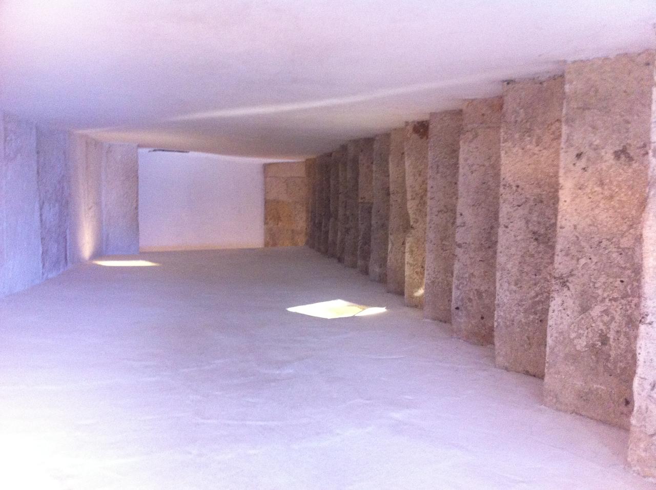 Trullo Sovrano 内部砖楼梯和穹顶