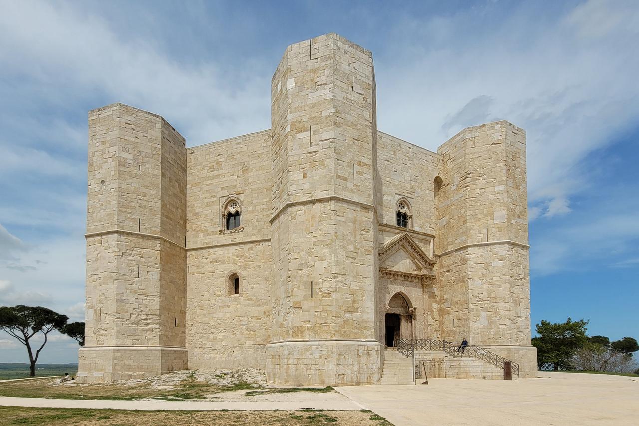 Castel del Monte 远景八边形+八塔整体轮廓