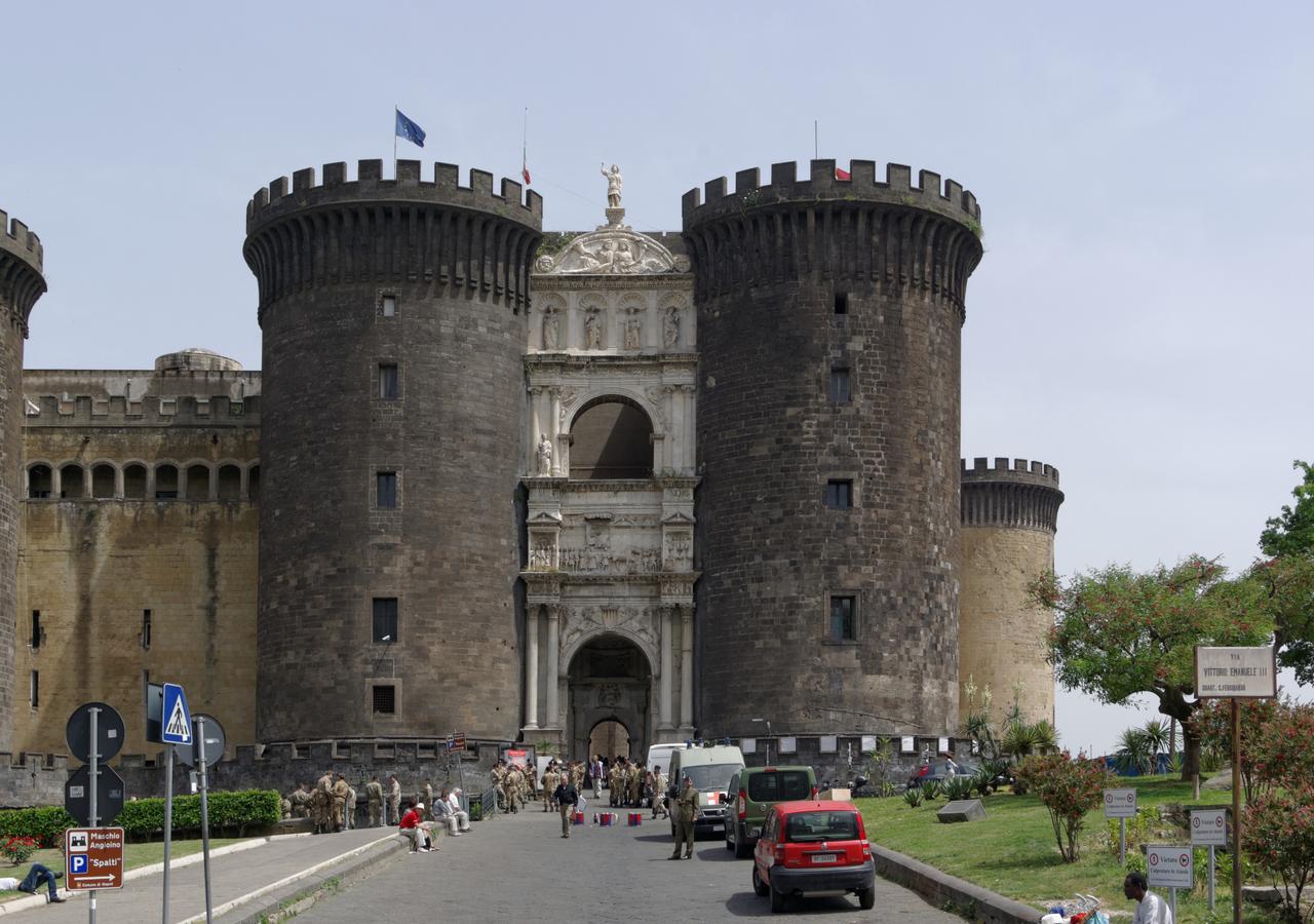 Castel Nuovo 全景，五座圆塔与白色凯旋门