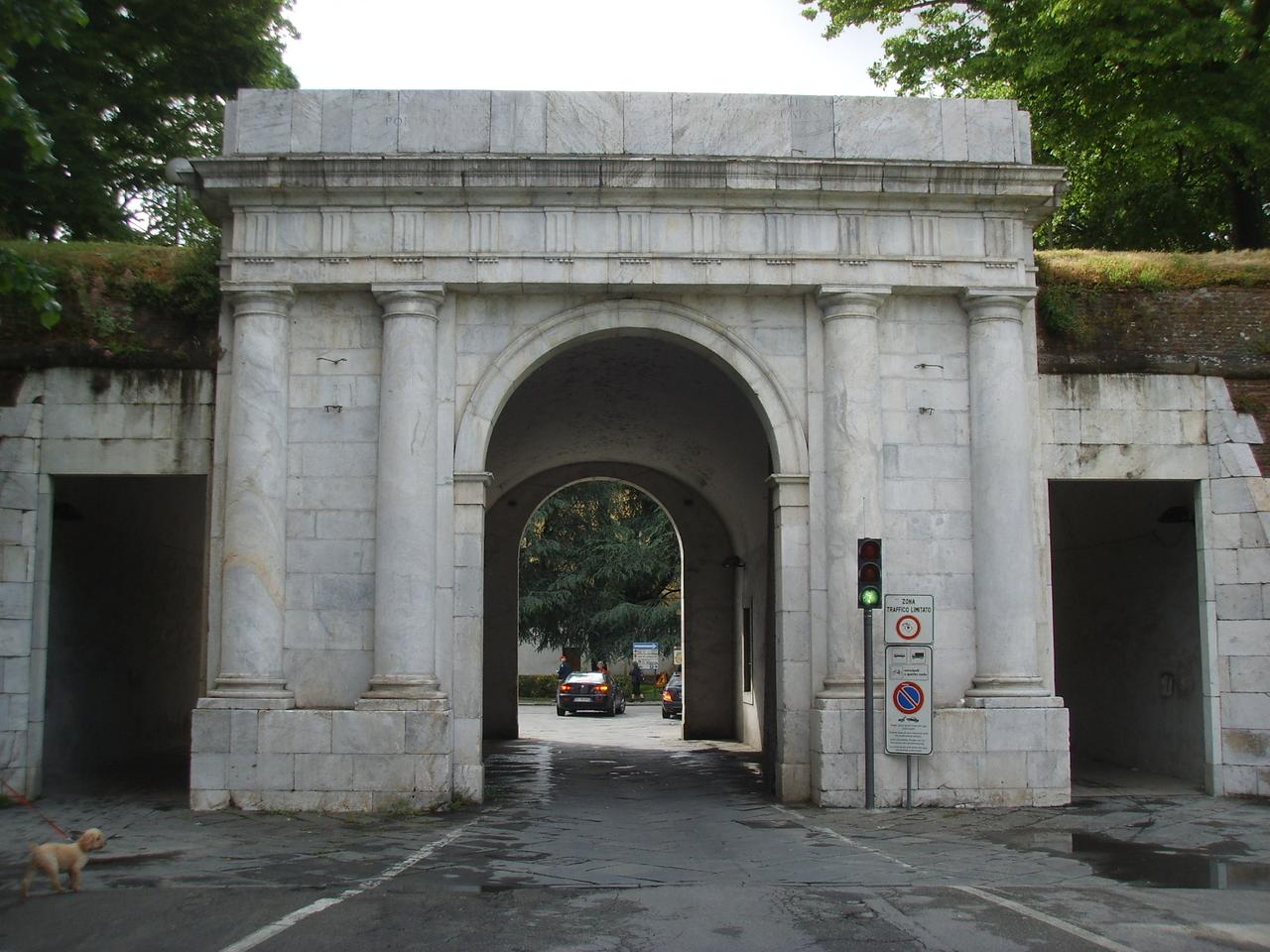 Porta Elisa拿破仑时代凯旋门式城门